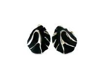 Aros caravanas con diseño esculpido en forma de hoja, de color negro con detalles en metal plateado y líneas orgánicas.