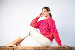 Cárdigan celeste de lana merino con diseño calado en color crudo y botones de nácar.