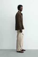 Jeans straight ankle fit de tiro medio, confeccionados en denim de algodón con efecto lavado en tono beige. Presenta diseño de cinco bolsillos, presillas para cinturón y cierre frontal con cremallera y botón metálico.