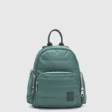 Mochila Bubba de diseño acolchado en color negro, con múltiples compartimentos con cierre metálico, asa superior y detalles en cuero vegano.