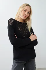 Sweater fucsia de tejido de punto con detalle de cinta calada en el canesú.