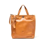 Cartera tipo bandolera grande de cuero color suela, con doble asa de mano y correa larga ajustable y extraíble. Presenta cierre superior con broche giratorio metálico y logo de la marca grabado en el frente.