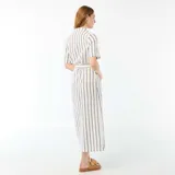 Vestido camisero largo de manga corta en mezcla de algodón y lino, con diseño de rayas verticales en tonos marrón, azul y blanco. Cuenta con cuello en V, cierre frontal abotonado y un lazo ajustable para atar en la cintura.