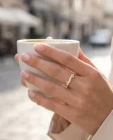 Anillo de plata 925 con diseño ondulado y detalles de pequeñas estrellas con baño de oro.