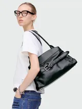 Bolso negro de cuero, estilo satchel o cartera de hombro, con solapa frontal asegurada por una correa ajustable con hebilla metálica plateada.