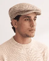 Boina con visera confeccionada en lana fina uruguaya 100% natural sin teñir, de diseño clásico.