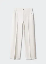 Jeans de corte recto y tiro medio, confeccionados en algodón. Presentan diseño de largo completo, trabillas para cinturón, dos bolsillos laterales y dos bolsillos de parche en la parte posterior, con cierre de cremallera y botón.