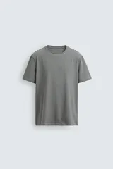 Camiseta de corte ajustado confeccionada en tejido de algodón con elasticidad, cuello redondo y manga corta.