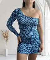 Minivestido ajustado de lycra con estampado abstracto en tonos celeste y azul. Diseño asimétrico con un hombro descubierto y manga larga en el otro brazo.