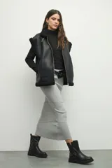 Falda larga color beige de punto con costuras horizontales en perpendicular.