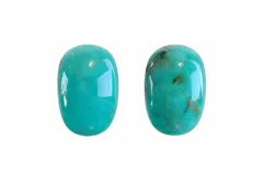 Aros de tipo semi argolla confeccionados en resina color turquesa, con sistema de cierre de clip.