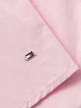 Camisa Tommy Hilfiger rosada de algodón orgánico con cuello inglés, corte amplio y mangas raglán abullonadas.