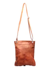 Morral de cuero liso negro, con correa ajustable larga para llevar al hombro o cruzado. Presenta un bolsillo frontal con solapa y cierre de hebilla decorativa.