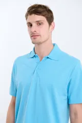 Remera verde con cuello polo y tapeta de dos botones. Corte clásico y mangas cortas.