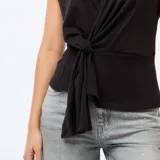 Camiseta negra de algodón con escote en V cruzado y detalle de nudo lateral en la cintura. Presenta mangas cortas y un corte ajustado.