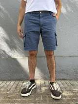 Bermuda cargo de corte regular color azul, con bolsillos laterales con solapa y cierre frontal con botón y cremallera.