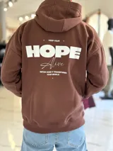 Canguro oversize marrón chocolate con capucha, bolsillos laterales y estampa en la espalda con la leyenda "Keep your HOPE alive".