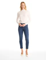 Jean skinny de tiro medio, color azul clásico, con cierre frontal y botón metálico. Cuenta con bolsillos laterales y traseros, y pasadores para cinturón en la cintura.