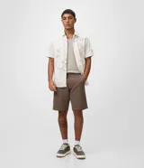 Bermuda slim de sarga color beige, con cintura con trabilla, cierre tradicional y bolsillos laterales.