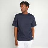 Remera azul marino de algodón con cuello redondo y mangas cortas.