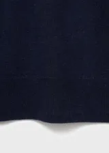 Jersey de punto fino con cuello redondo y manga larga, de diseño recto y corte clásico.