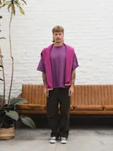 Remera gris jaspeado de algodón con corte boxy fit y bordado de olas verdes en el pecho.