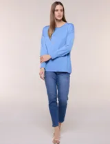 Buzo tejido en hilado fino marca Ninety, color rosado, de manga larga con terminación en punto rib, escote redondo, costura central con pespunte en delantera y espalda, ruedo ancho y tajos laterales.