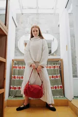 Bolso de hombro de gamuza color rojo, con correa regulable, cierre superior y diseño espacioso.