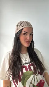 Gorro tipo bucket de crochet color beige con diseño calado.