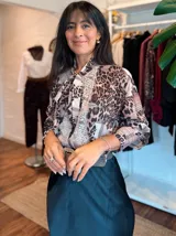 Camisa de manga larga con estampado animal print y cuadros, con detalle de encaje vertical en el frente y lazo en el cuello.