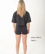 Crop top negro de corte oversize, con mangas cortas y cuello redondo. Presenta la palabra 'GAINS.' estampada en el centro del pecho.