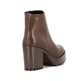 Botas de cuero color chocolate, con caña corta, cierre lateral y plataforma con taco cuadrado.