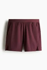 Short deportivo de tejido funcional con tecnología DryMove™ color bordó, de corte estándar, cintura elástica con cordón ajustable y aberturas laterales en el bajo.