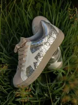 Championes urbanos Champion modelo Gian, color blanco con detalles en gris y estrella dorada en el lateral.