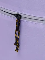 Mochila urbana Cat modelo Liam, color violeta con detalles en gris y base negra. Cuenta con compartimento principal con cierre, bolsillo frontal con cierre, bolsillos laterales de malla y logo de la marca en parche amarillo.