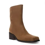 Bota de caña media con punta cuadrada y taco ancho, confeccionada en material textil con acabado aterciopelado. Presenta un diseño minimalista y elegante con suela de goma.
