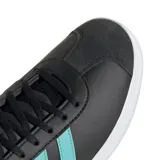 Championes Adidas VL Court Mercedes AMG Petronas F1 Team, color negro con detalles en celeste y blanco. Presentan las tres tiras características de Adidas en los laterales, logo de Mercedes AMG Petronas F1 Team y suela de goma.