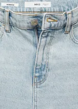 Pantalón jean de corte mom-fit y tiro alto, color celeste claro, con cierre de cremallera y botón, trabillas, cinco bolsillos y diseño de tejido elástico de algodón.