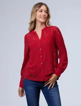 Blusa de encaje roja, marca Adiva. Cuello a la base, escote en V y apertura con botones. Manga larga con puño y botones. Incluye musculosa interna.