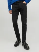 Jean slim de tiro bajo con diseño clásico de cinco bolsillos y cierre con botón. Confeccionado en tejido super stretch para mayor flexibilidad y comodidad.