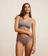 Bombacha bikini gris de poliamida texturizada sin costuras.