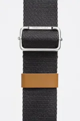 Bolso bandolera de tamaño pequeño en color verde oliva, confeccionado en poliamida con detalles en piel vacuna. Cuenta con asa larga regulable de tejido en color negro, cierre superior con cremallera y logo de la marca estampado en la parte frontal.