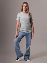 Remera de manga corta color verde menta pálido, con cuello redondo y un pequeño logo bordado en hilo blanco en el pecho.