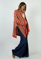 Saco abierto tejido a rayas verticales azules y grises, con mangas largas y corte holgado.