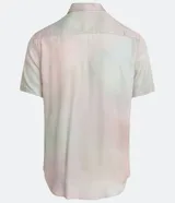 Camisa de manga corta con cuello camisero, corte slim y cierre abotonado. Diseño con efecto degradado en tonos pastel. Confeccionada en viscosa texturizada.