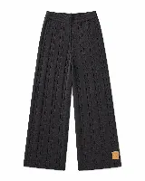 Pantalón tejido de corte amplio y relajado, con diseño de trenzas verticales en toda la prenda. Presenta cintura elástica y una pequeña etiqueta de cuero sintético en el ruedo.