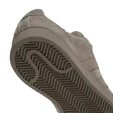 Championes Adidas Campus 00s de perfil bajo, color marrón topo confeccionados en gamuza, con las clásicas tres tiras laterales en tono sobre tono, cordones anchos y suela de caucho texturizada.