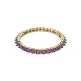 Gargantilla con cristales tridimensionales de talla piramidal en tonos violetas, con montura con baño dorado y engaste abierto. Cierre de seguridad. Forma parte de la familia Chroma.