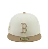 Gorra New Era modelo 59Fifty con visera plana, color crema con visera y logo bordado en color caqui. Presenta estructura cerrada y logo de la marca bordado en el lateral.