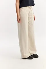 Jean wide leg de tiro medio, color celeste con lavado efecto vintage, piernas amplias y caída suelta, sin pretina y con cordón ajustable en la cintura.